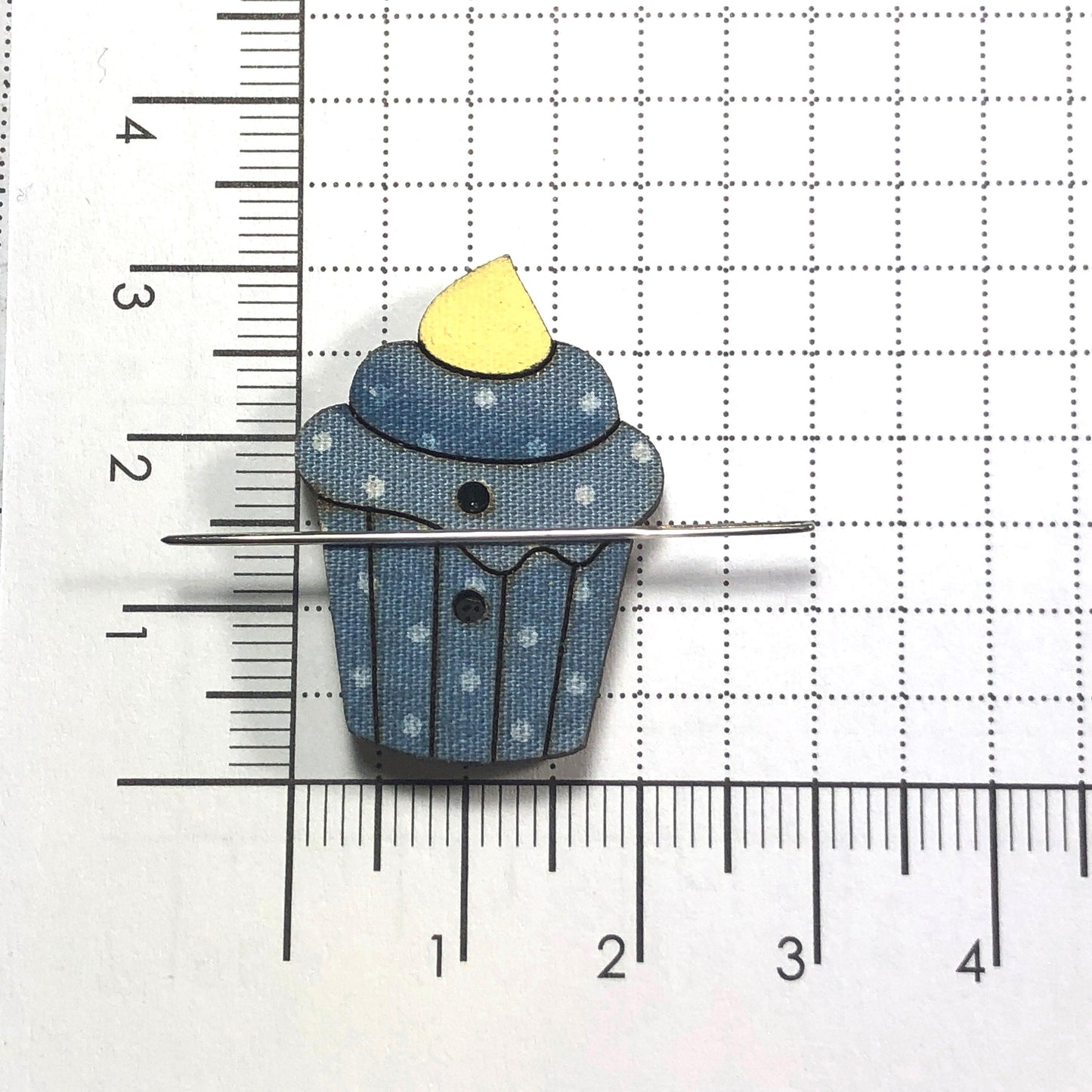 Blue cupcake magnetic needle minder