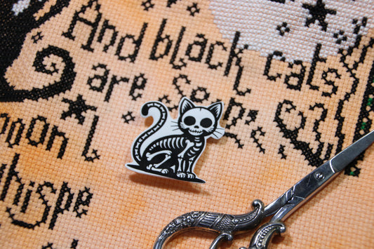 Black and white skeleton cat magnetic needle minder