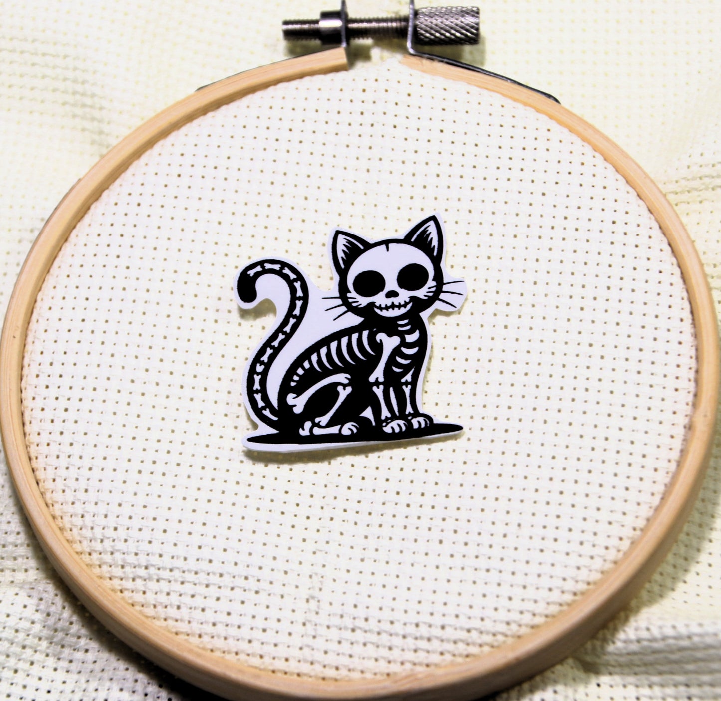 Black and white skeleton cat magnetic needle minder