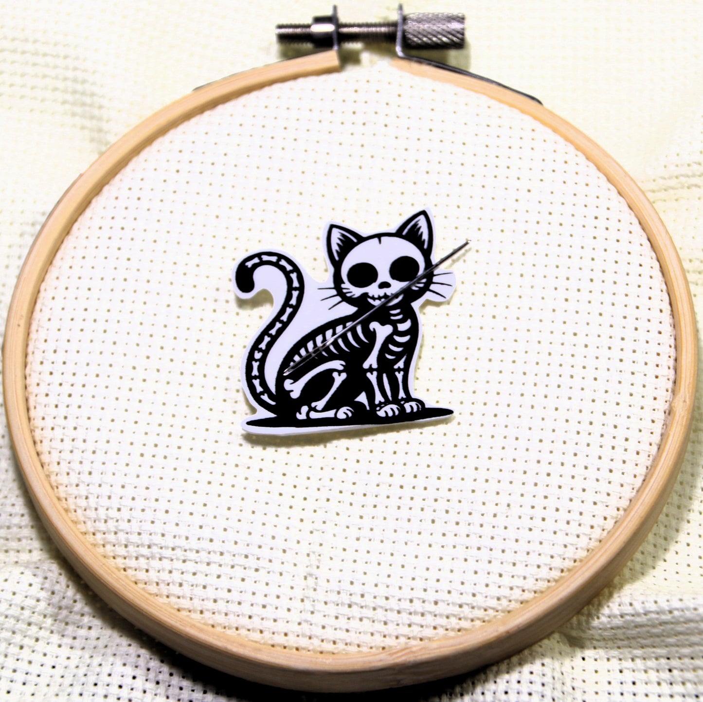 Black and white skeleton cat magnetic needle minder
