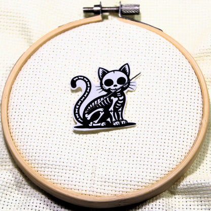 Black and white skeleton cat magnetic needle minder
