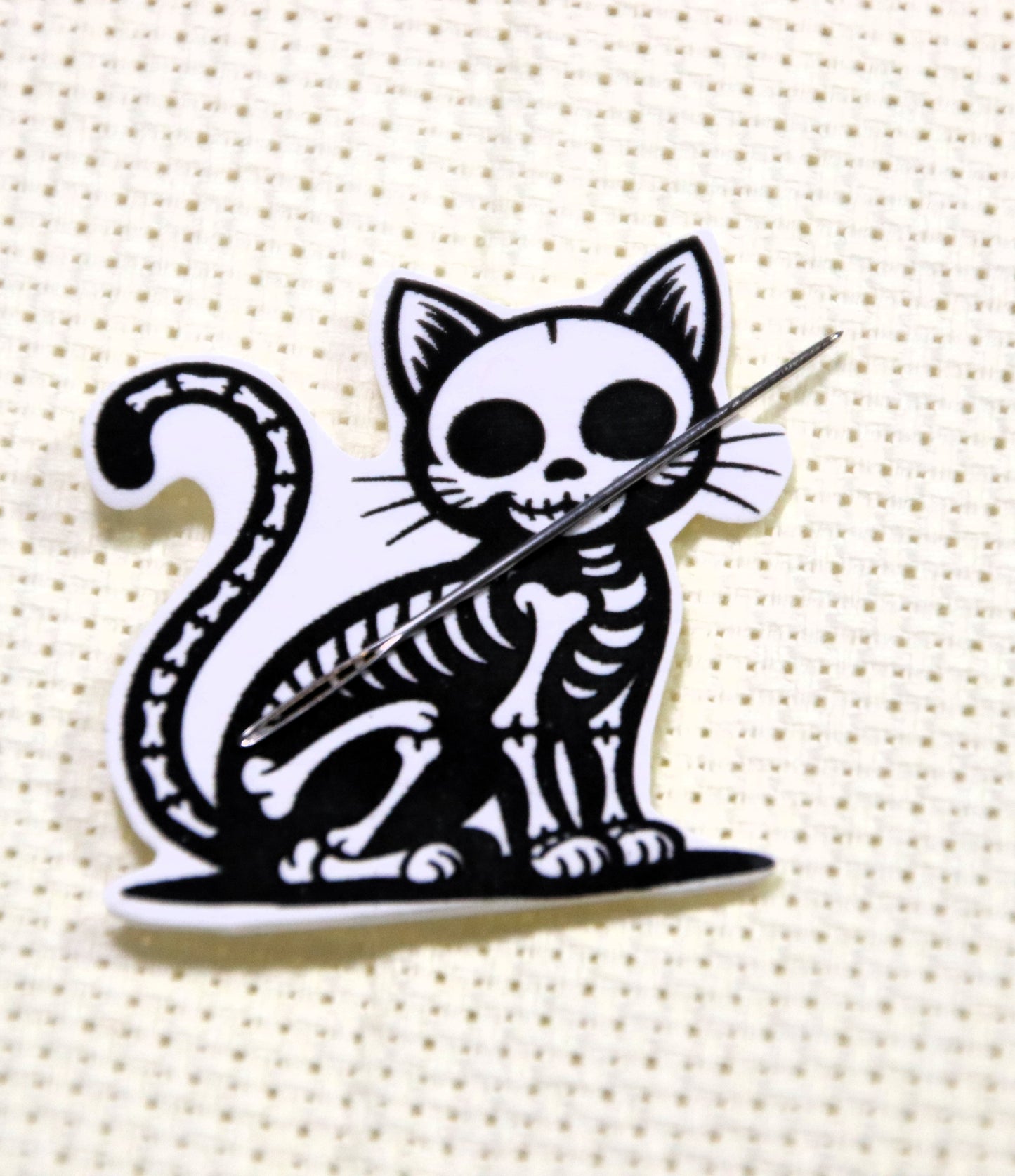 Black and white skeleton cat magnetic needle minder