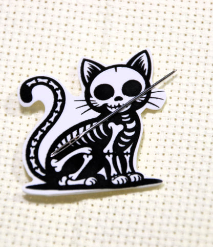 Black and white skeleton cat magnetic needle minder