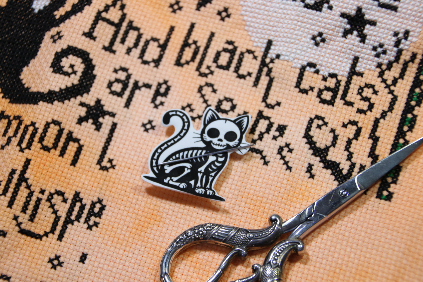 Black and white skeleton cat magnetic needle minder