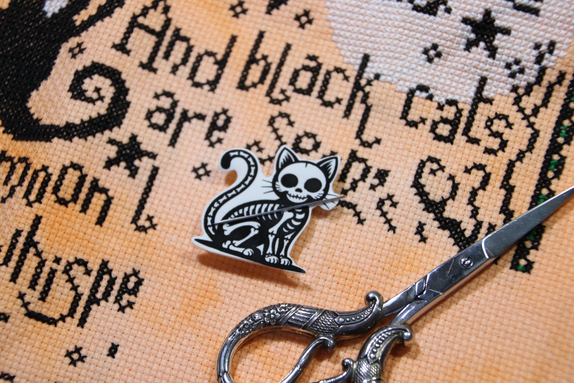 Black and white skeleton cat magnetic needle minder