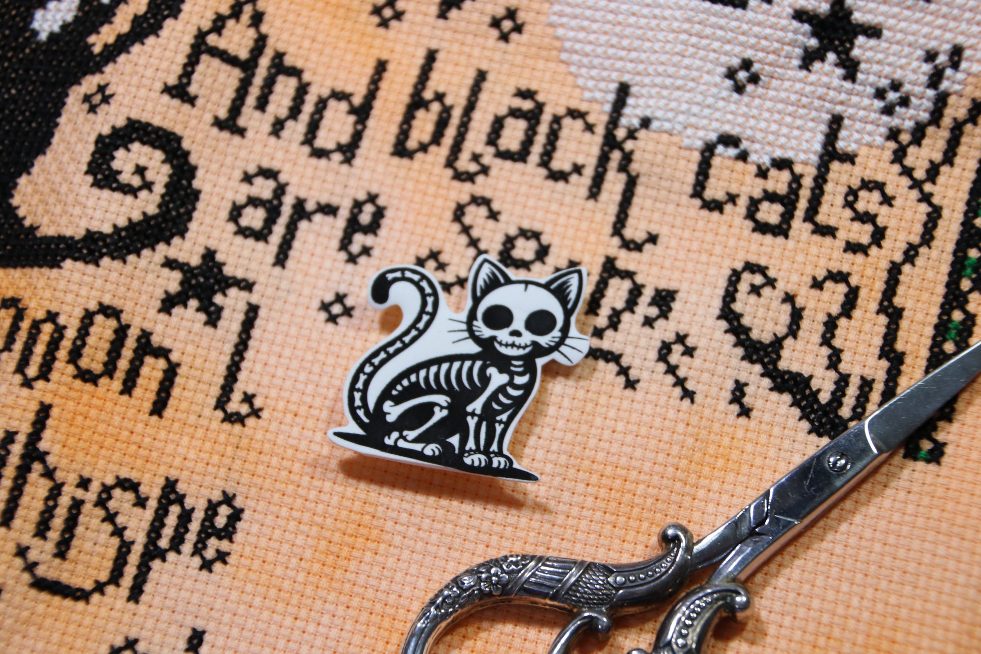 Black and white skeleton cat magnetic needle minder