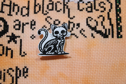 Black and white skeleton cat magnetic needle minder