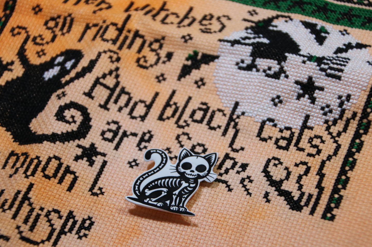 Black and white skeleton cat magnetic needle minder