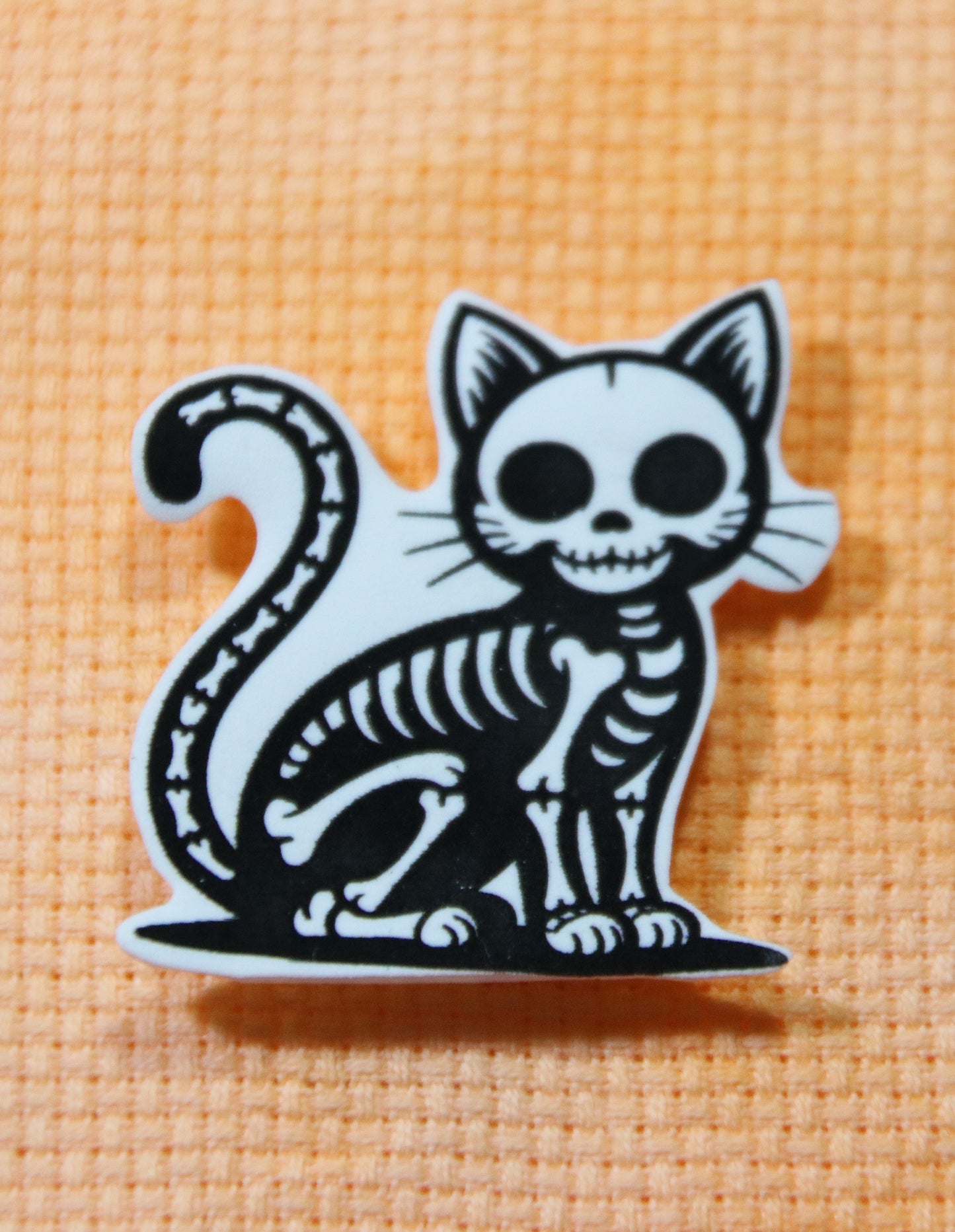 Black and white skeleton cat magnetic needle minder