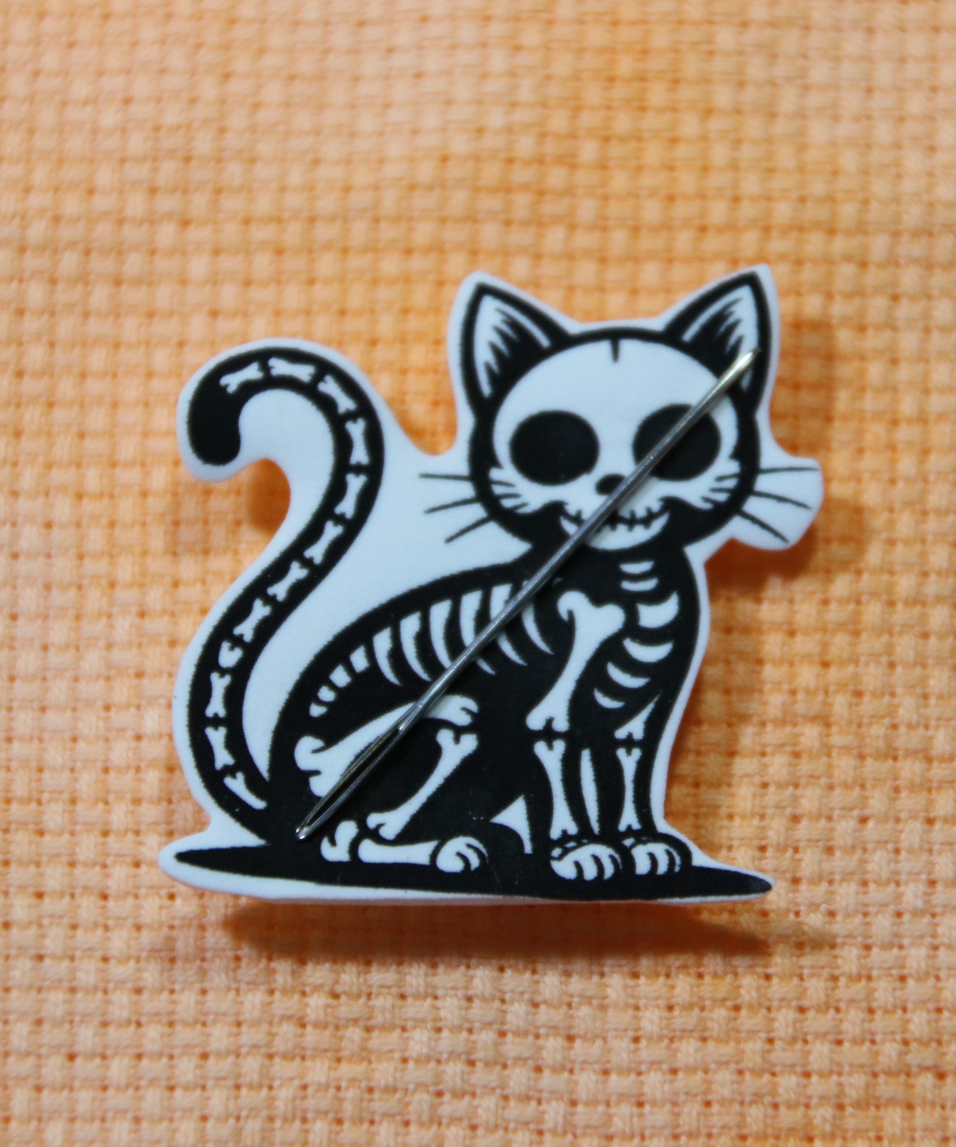 Black and white skeleton cat magnetic needle minder