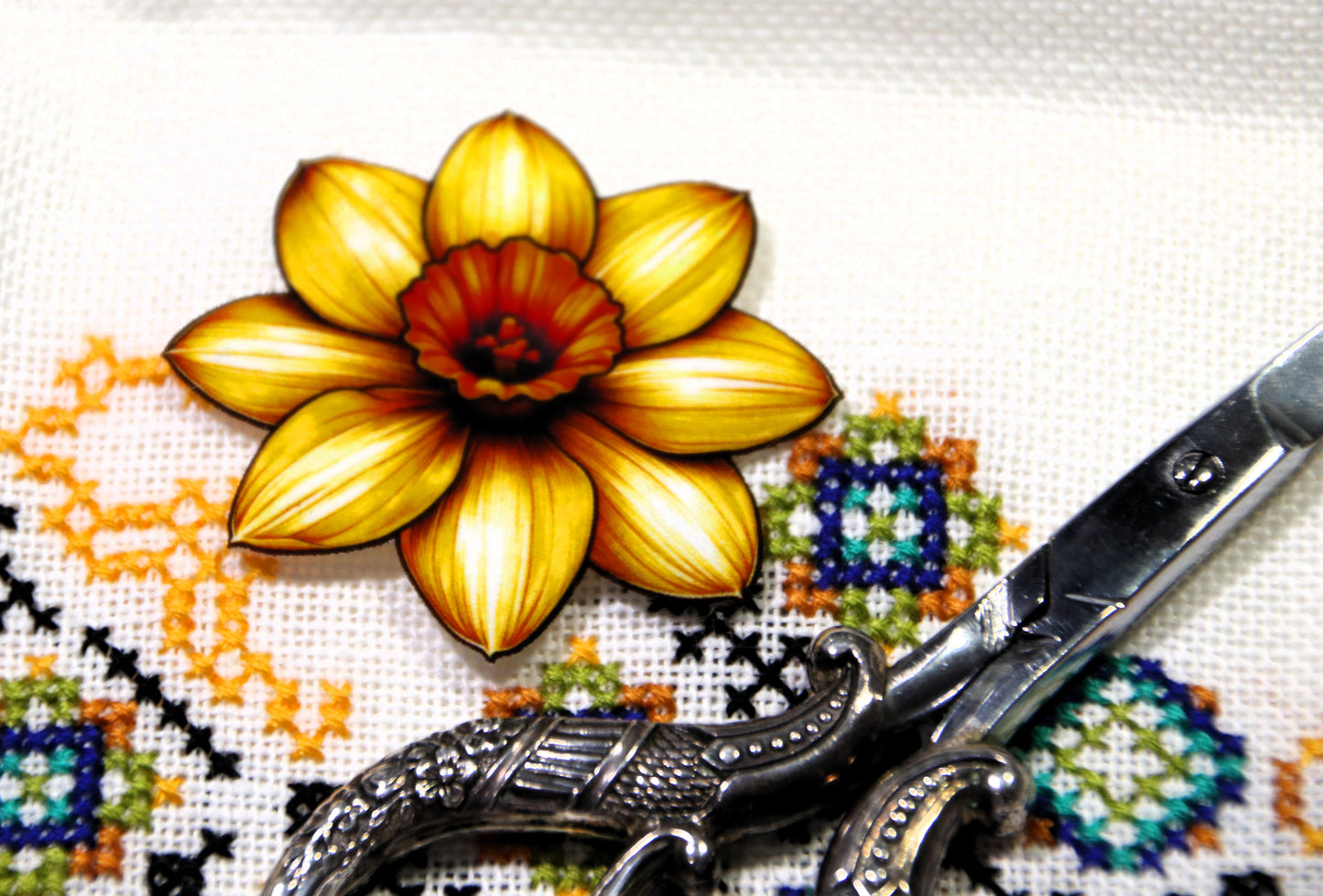 Daffodil magnetic needle minder