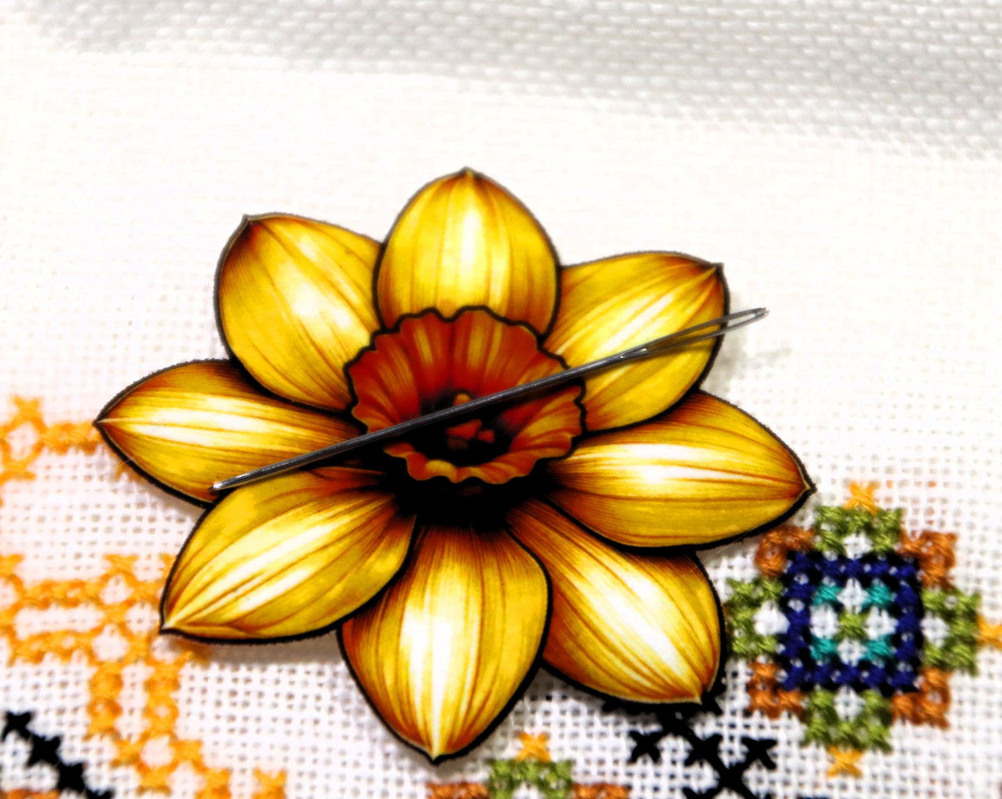 Daffodil magnetic needle minder