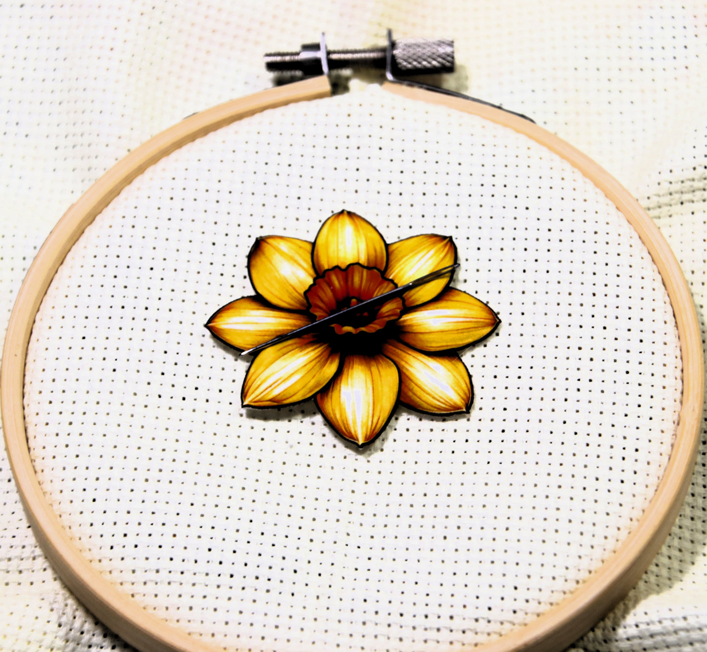 Daffodil magnetic needle minder
