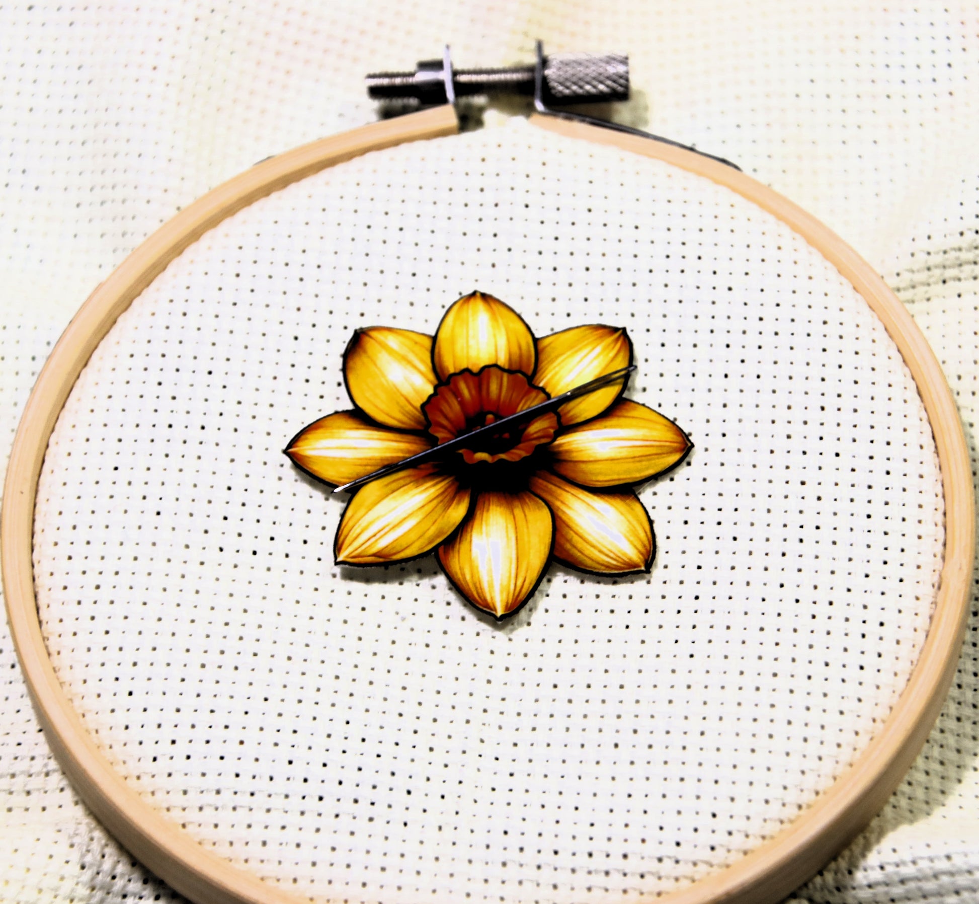 Daffodil magnetic needle minder