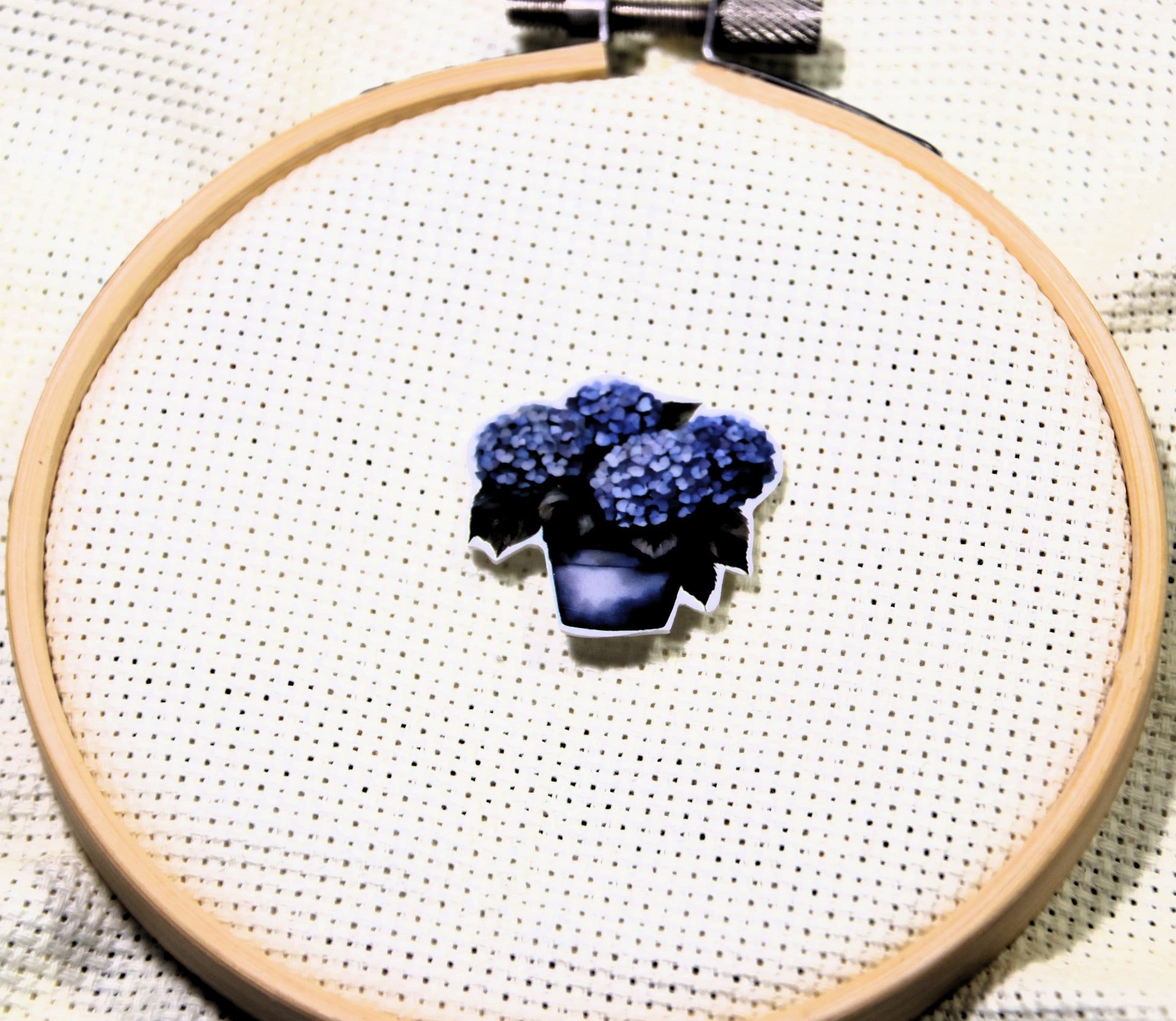Hydrangea magnetic needle minder