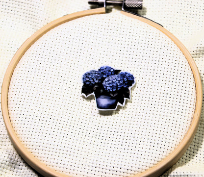 Hydrangea magnetic needle minder