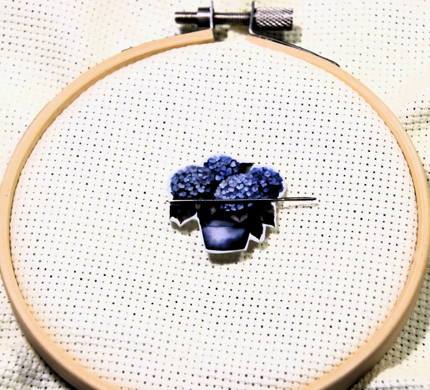 Hydrangea themed needle minder