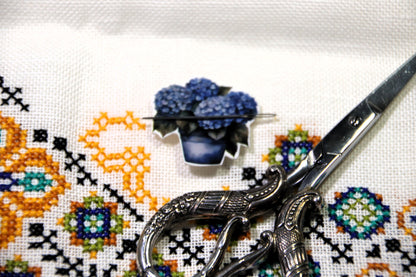 Hydrangea magnetic needle minder