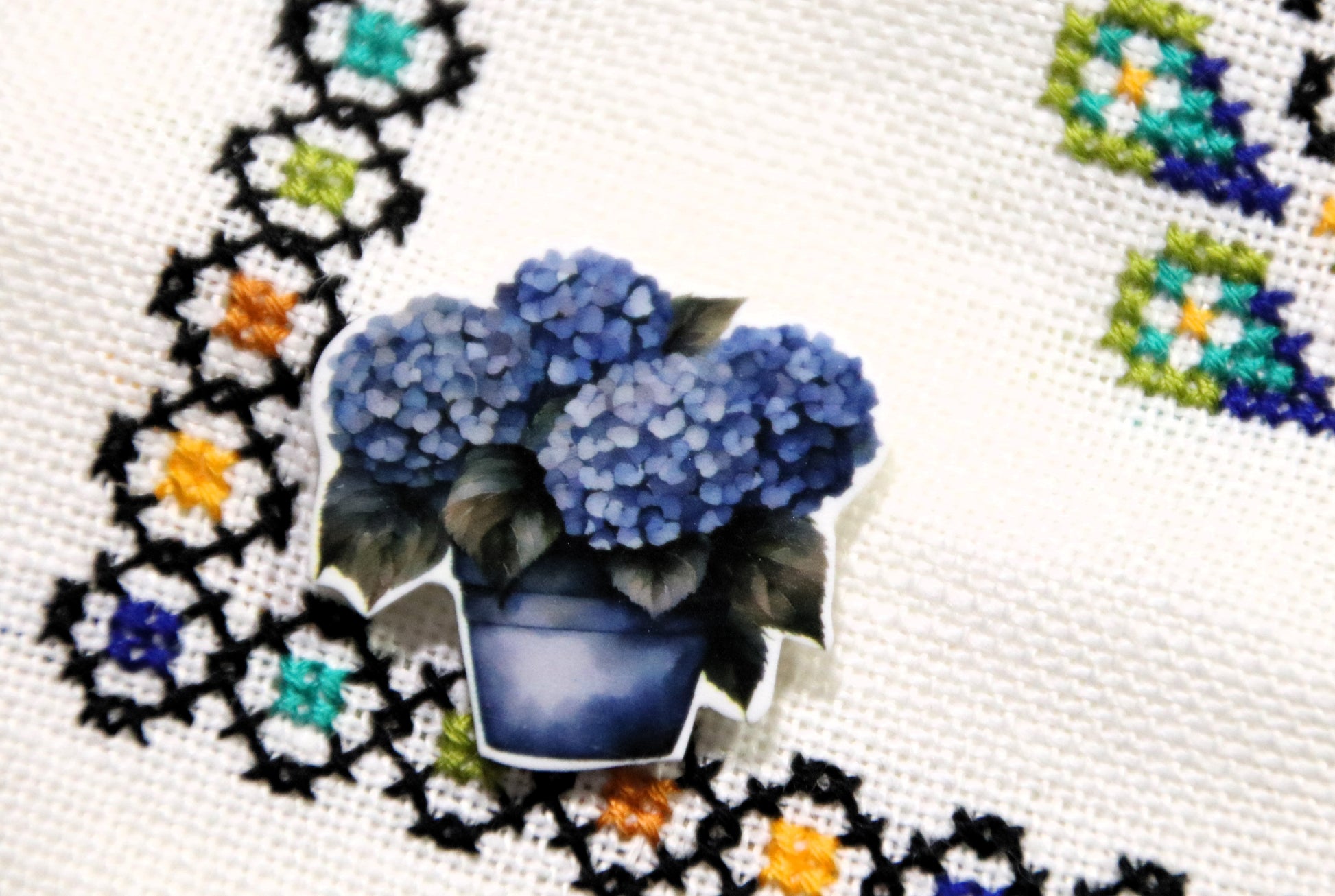 Hydrangea magnetic needle minder