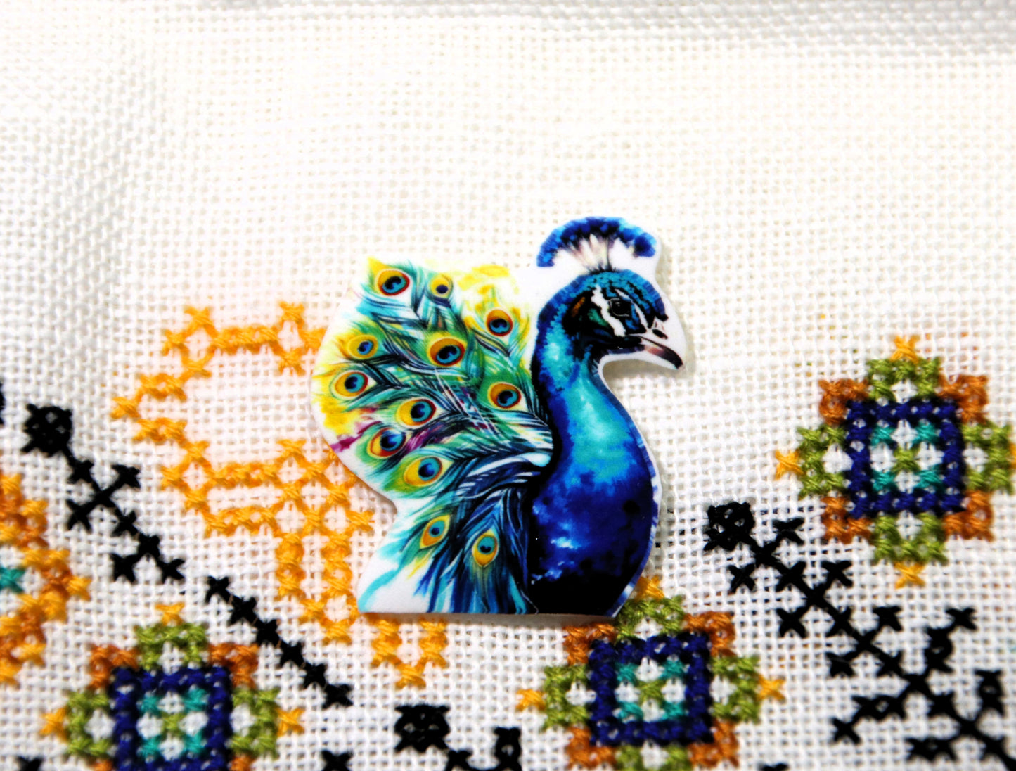 Peacock magnetic acrylic needle minder