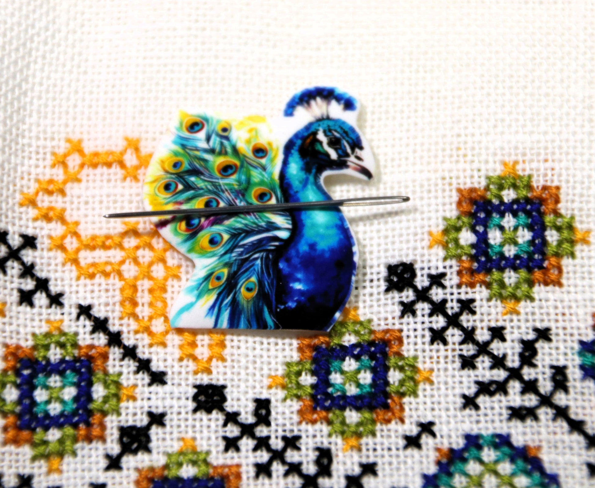 Peacock magnetic acrylic needle minder