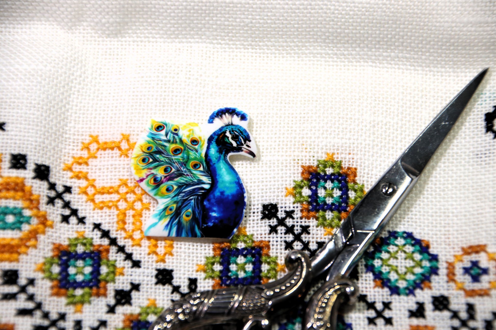Peacock magnetic acrylic needle minder