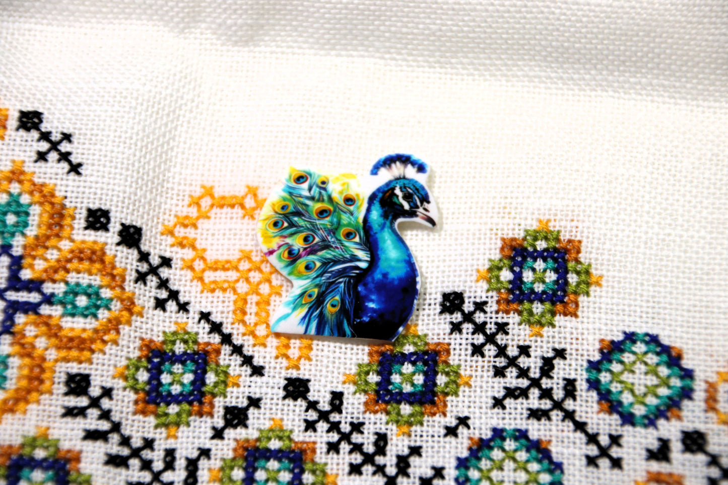 Peacock magnetic acrylic needle minder