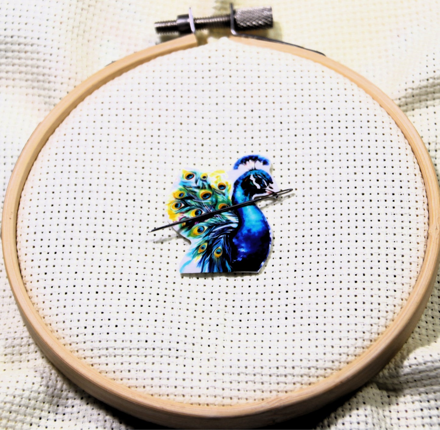 Peacock magnetic acrylic needle minder