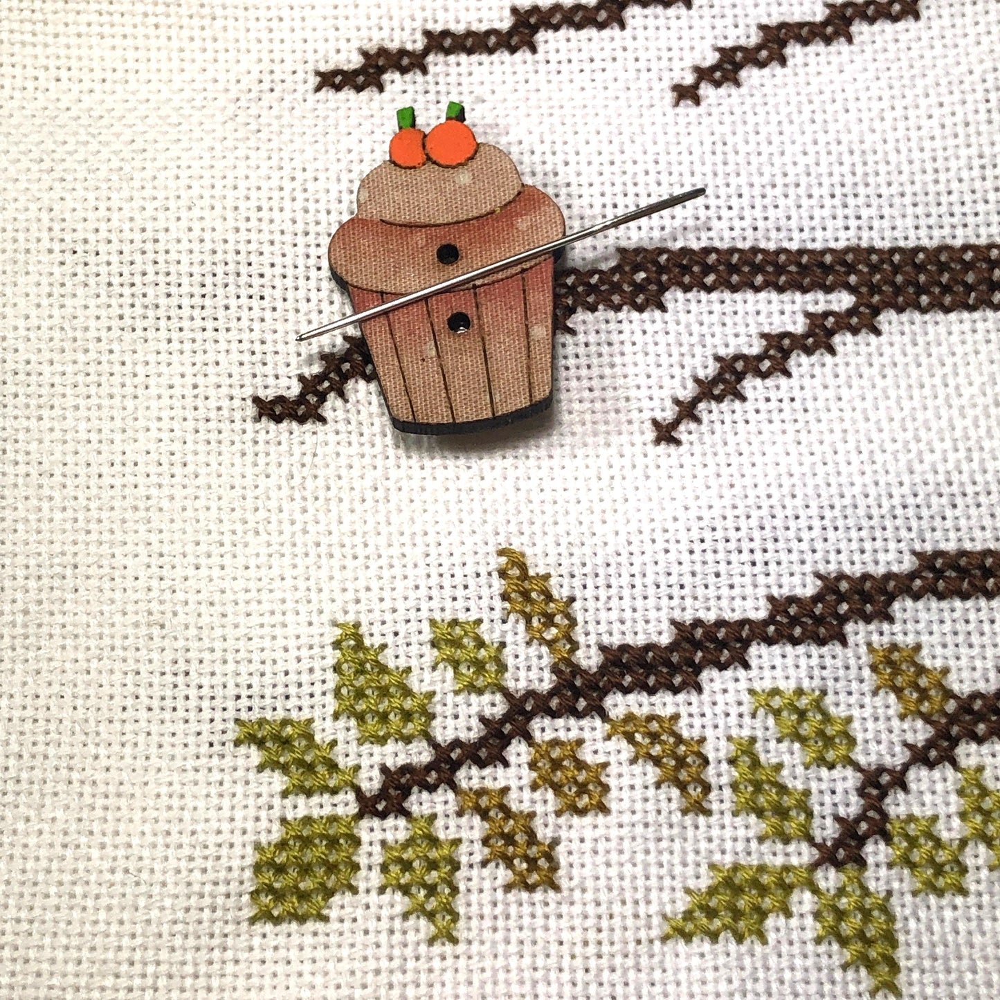 Cupcake magnetic needle minder