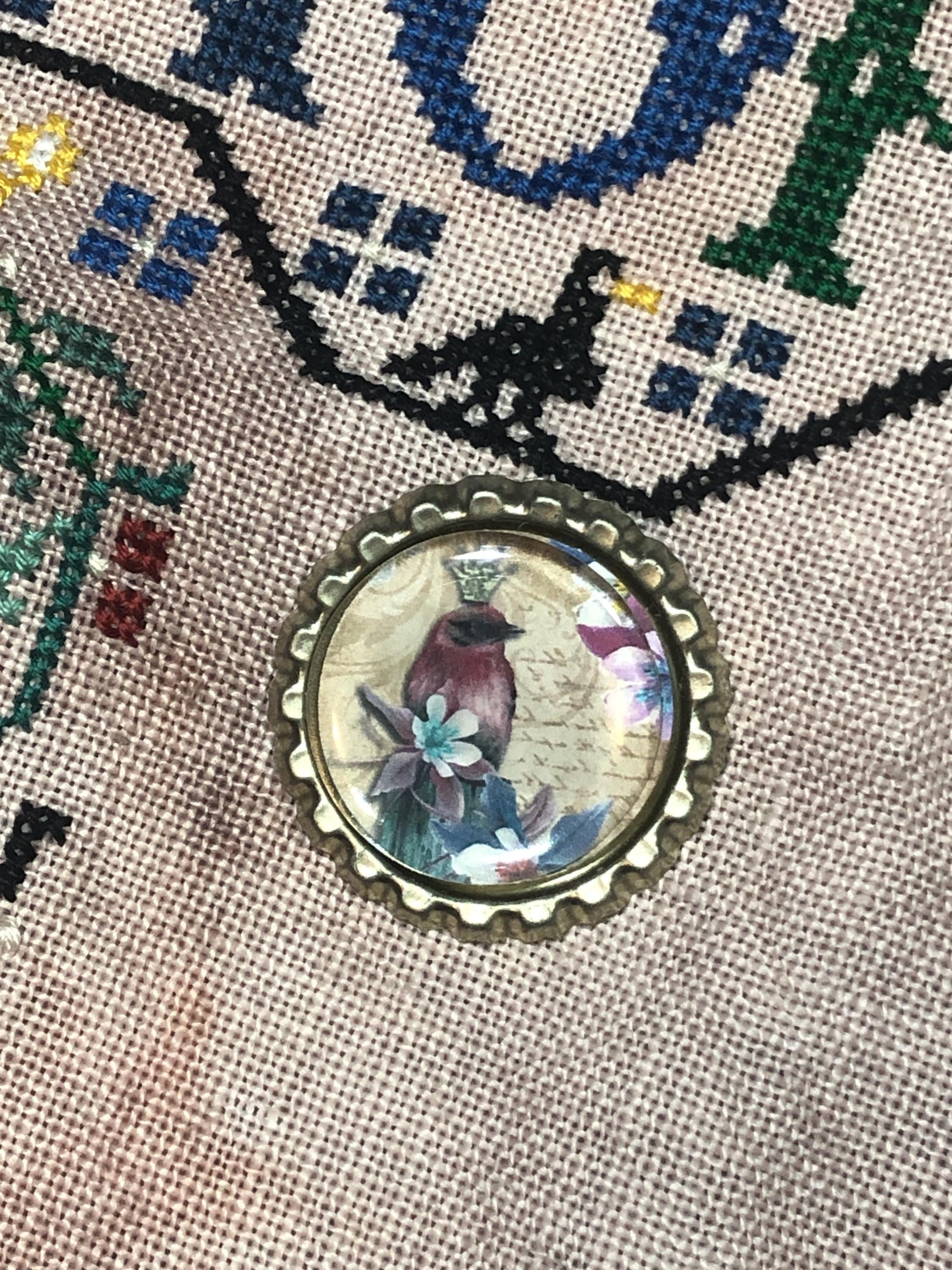 Crowned Bird Bottlecap Needle Minder - Thread Holder - Parking Aid