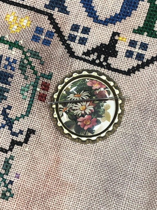 Floral Bottlecap Needle Minder - Thread Holder - Parking Aid