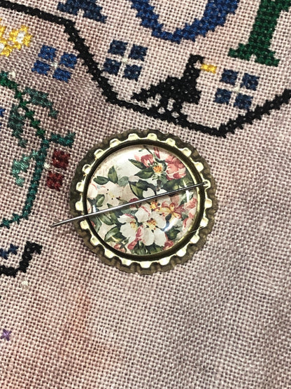 Floral Bottlecap Needle Minder - Thread Holder - Parking Aid