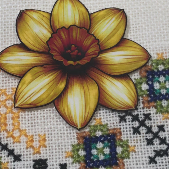 Daffodil magnetic needle minder