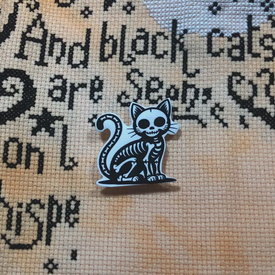 Skeleton black cat magnetic needle minder
