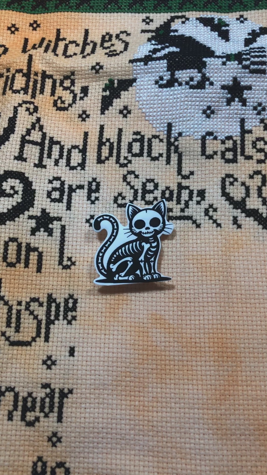 Skeleton black cat magnetic needle minder